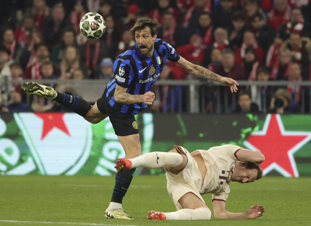 德天空：法兰克福中场乌尊肌肉受伤，预计12月欧冠踢巴萨复出（德媒：法兰克福中场乌尊肌肉受伤，预计12月欧冠战巴萨复出）