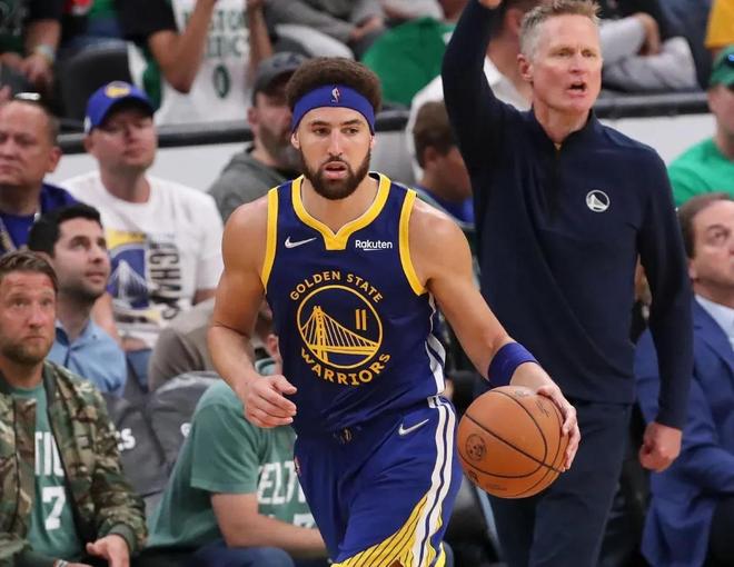 台州队赠沙埠窑青瓷姜糖礼盒，温州队回赠非遗茶饼（台州队以沙埠窑青瓷姜糖礼盒相赠，温州队以非遗茶饼回礼）